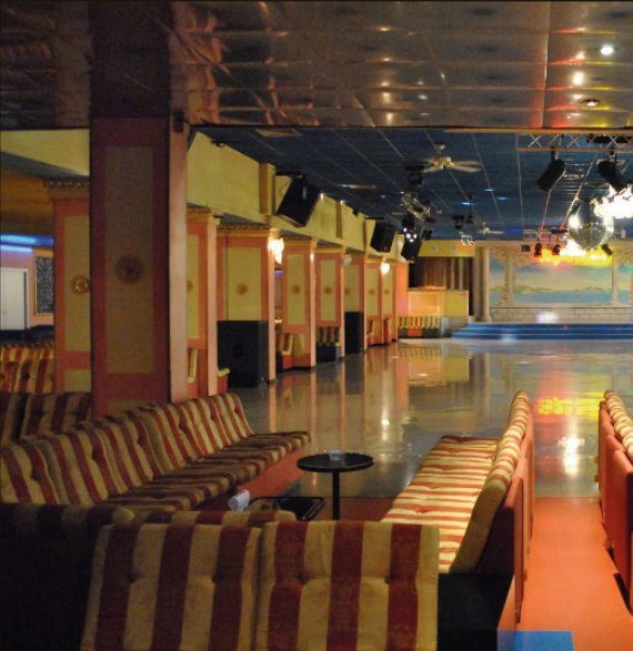 La sala del locale con divanetti e pista da ballo